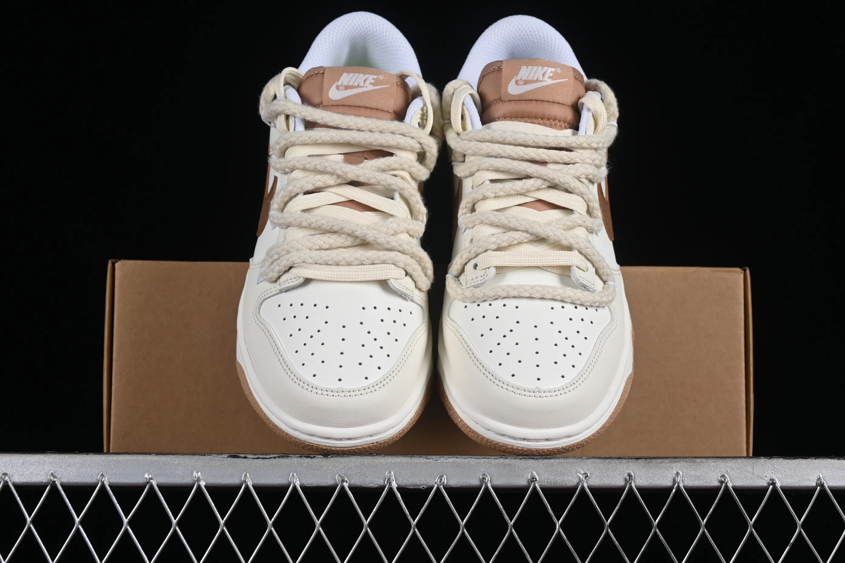 All Categories Nk SB Dunk Series Nk SB Dunk Low Low-top Sneakers Nk Dunk Low Next Nature "Hemp" Trick-or-treat Doll Soybean Milk Bear Maillard Simple and Versatile SB Strap Low-top Casual Sneakers DD1873-200